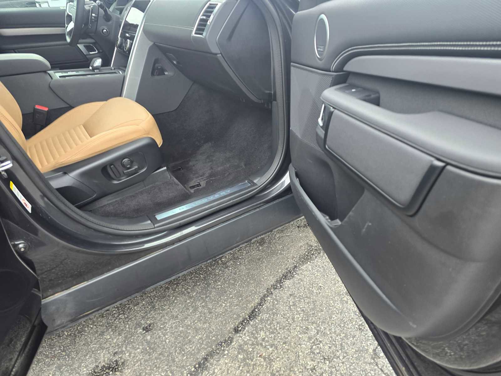 Certified 2025 Land Rover Discovery Dynamic SE image 8