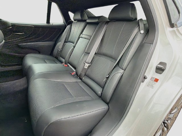 Used 2022 Lexus LS 500 w/ Accessory Package (Z2) RWD image 19