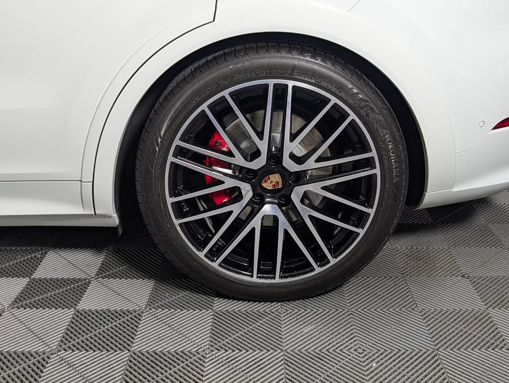 Certified 2025 Porsche Cayenne GTS AWD/4WD image 12