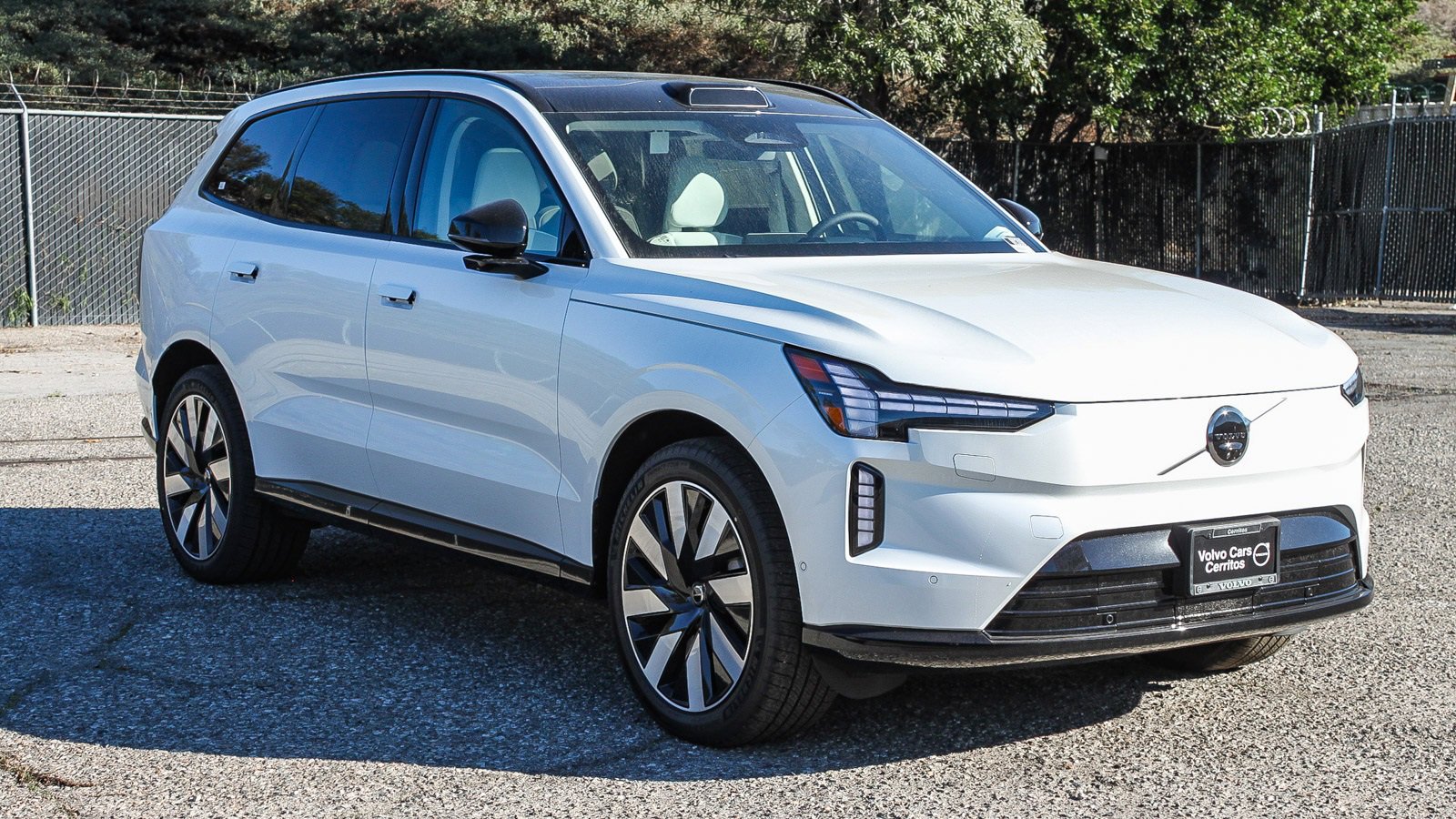 New 2025 Volvo EX90 Plus w/ Protection Package Premier image 3