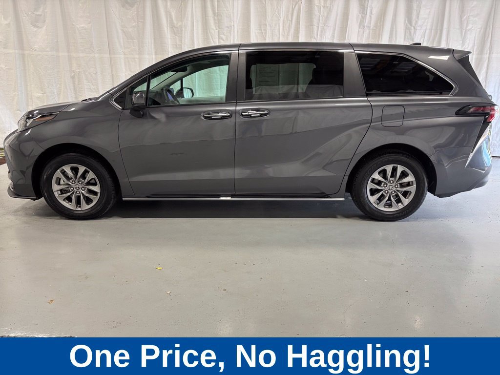 Used 2025 Toyota Sienna XLE AWD/4WD image 4