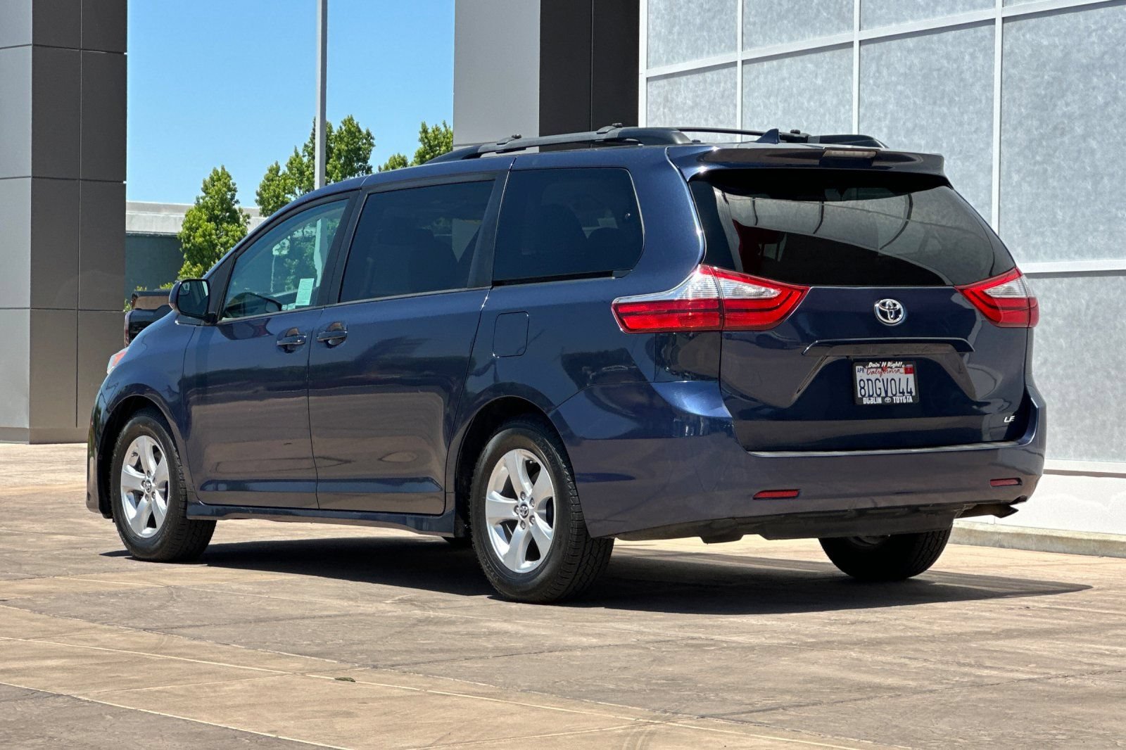 Certified 2018 Toyota Sienna LE w/ Carpet Mat Package FWD image 7