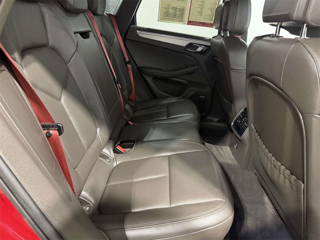 Used 2025 Porsche Macan image 11