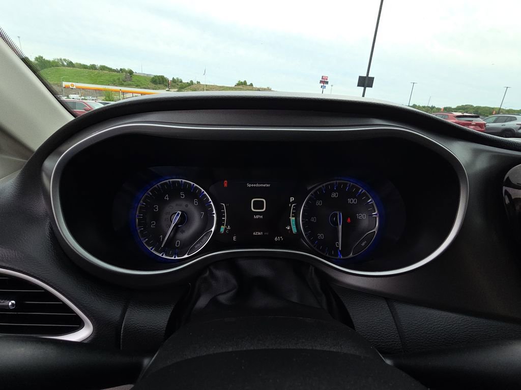 Used 2023 Chrysler Pacifica Touring-L FWD image 16