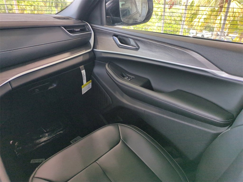 New 2025 Jeep Grand Cherokee Limited image 18