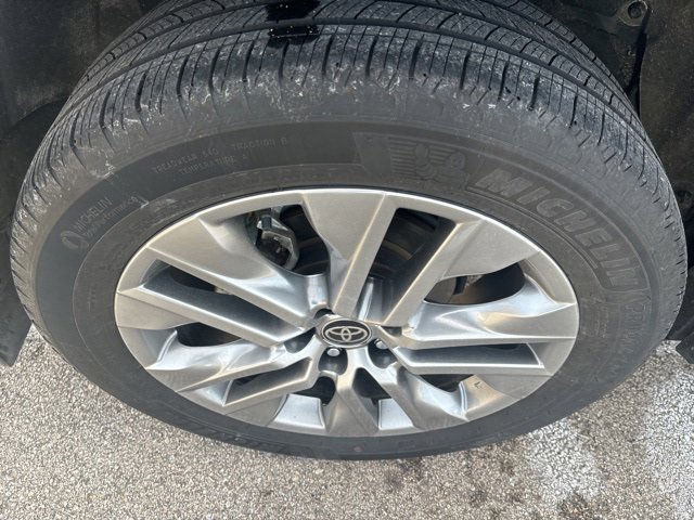 Used 2023 Toyota RAV4 XLE Premium image 16