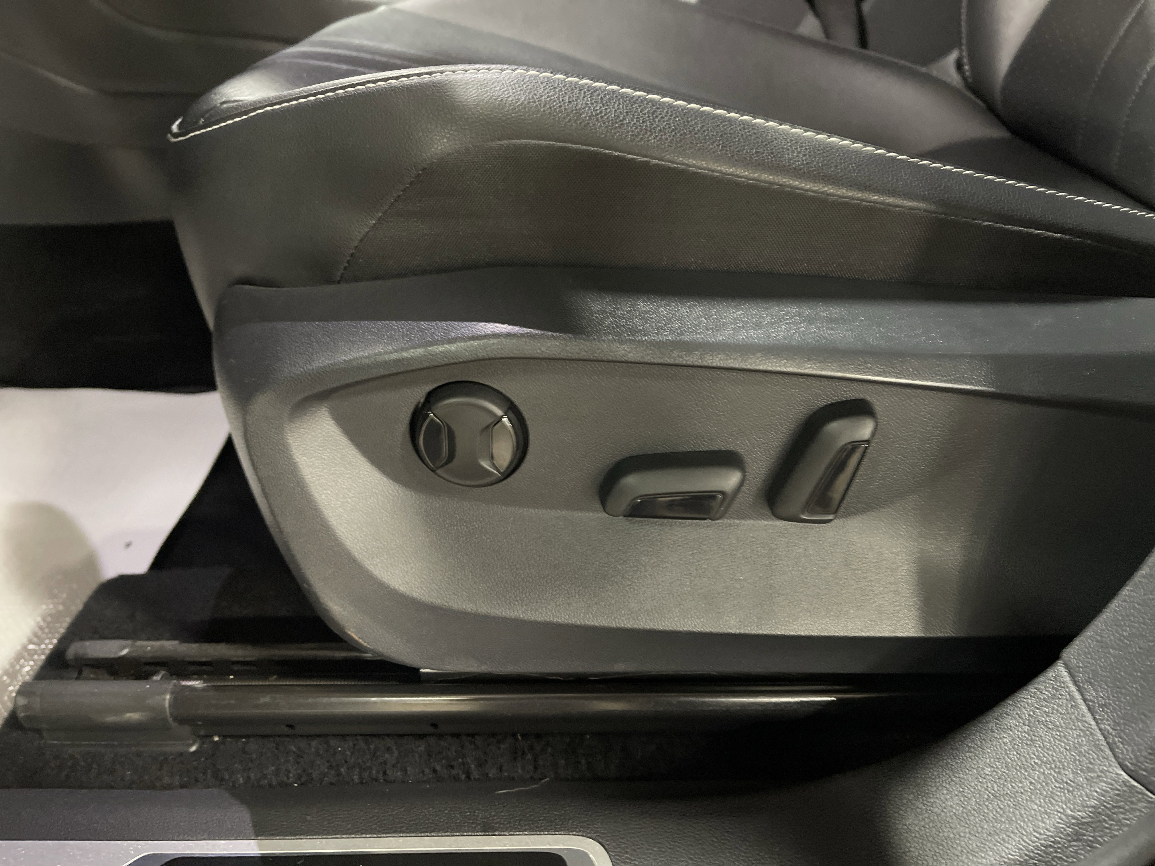 Used 2022 Volkswagen Tiguan SE R-Line image 11