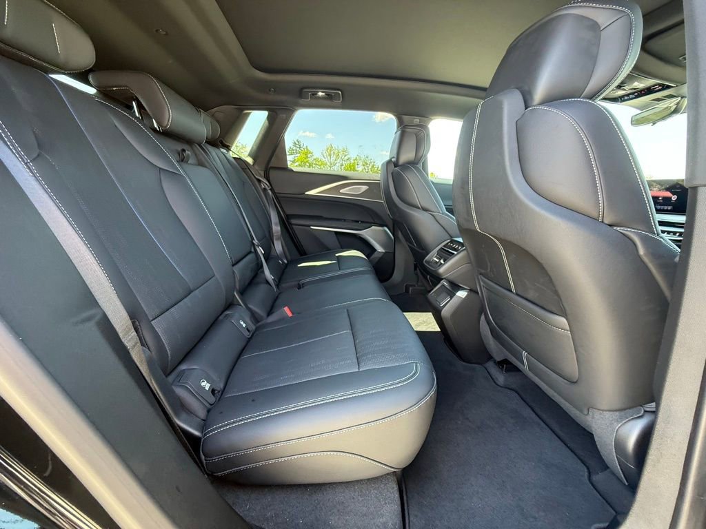 Certified 2025 Cadillac Lyriq Luxury AWD/4WD image 35