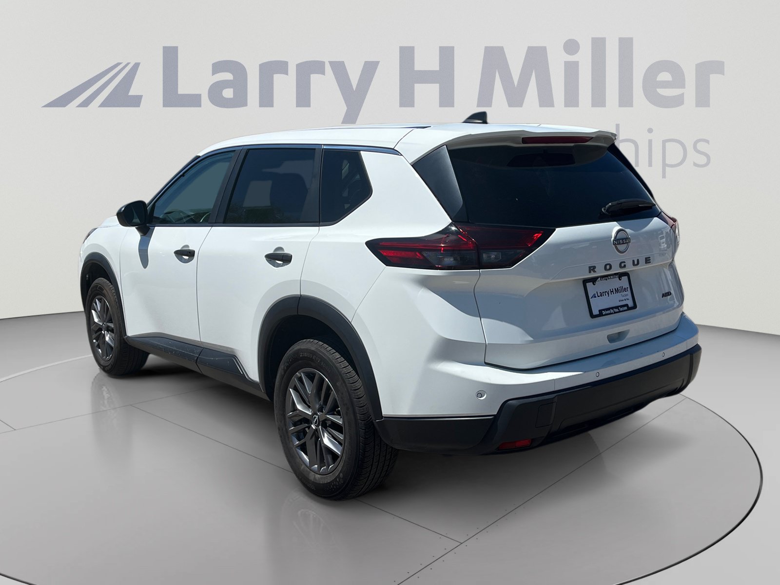 Used 2024 Nissan Rogue S AWD/4WD image 3