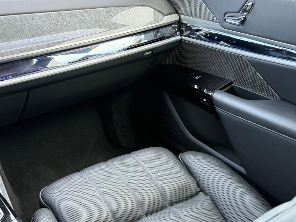 Used 2023 BMW 760i xDrive w/ Executive Package AWD/4WD image 16