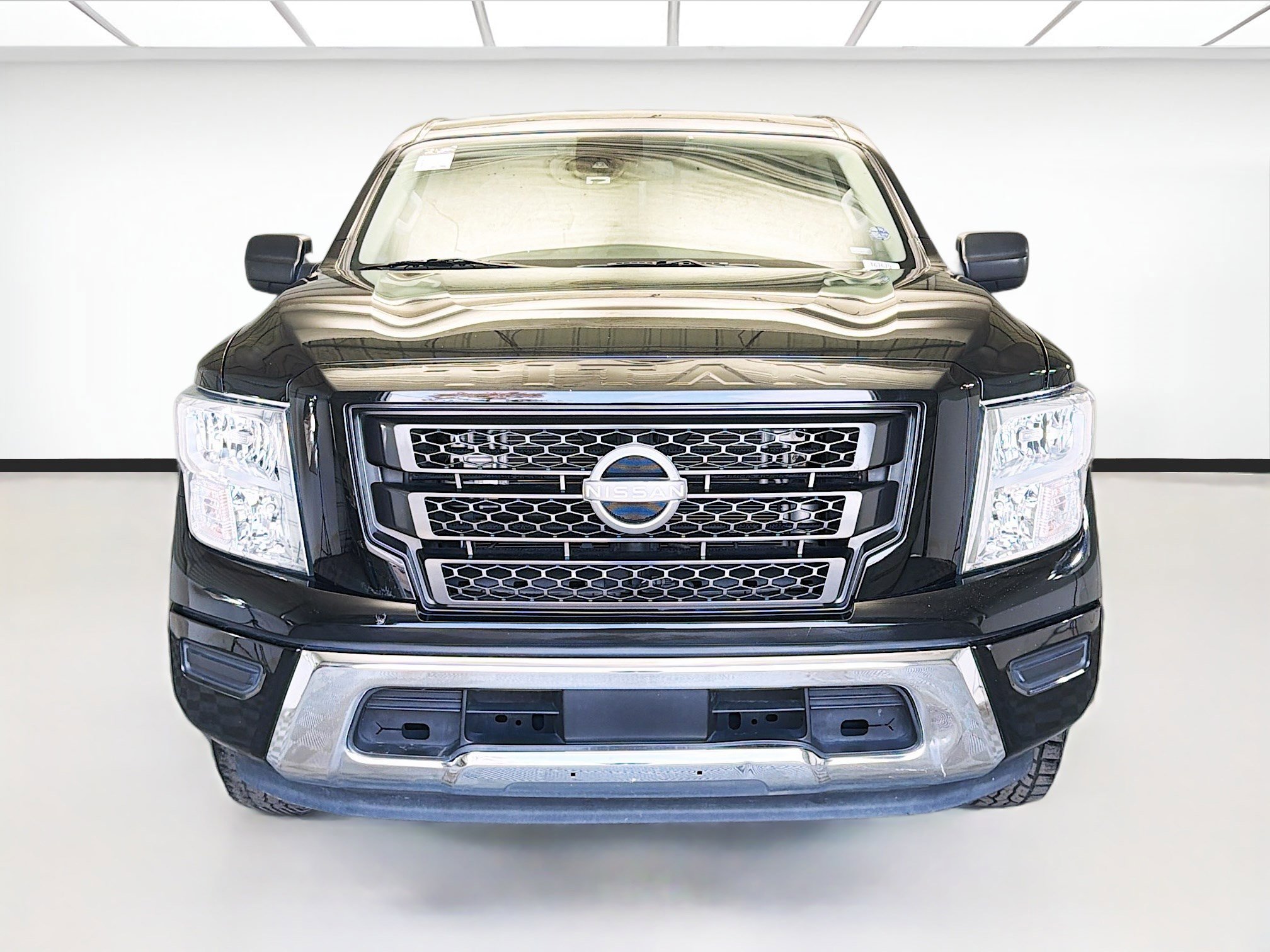 Used 2023 Nissan Titan SV image 2