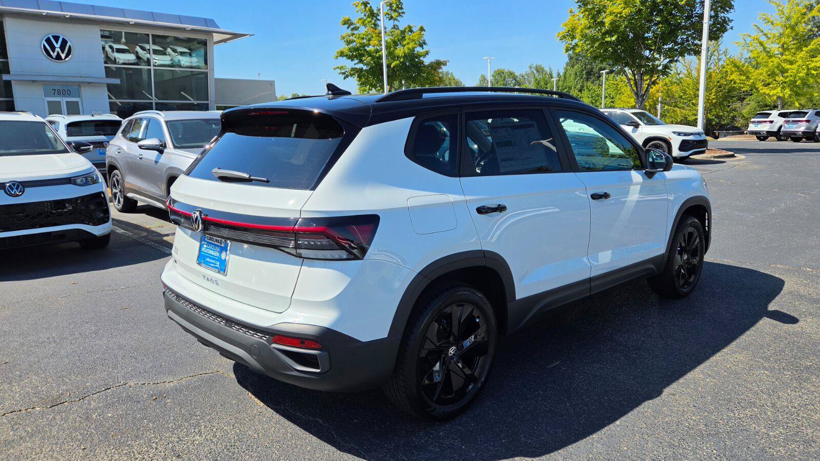 New 2027 Volkswagen Taos SE FWD image 4