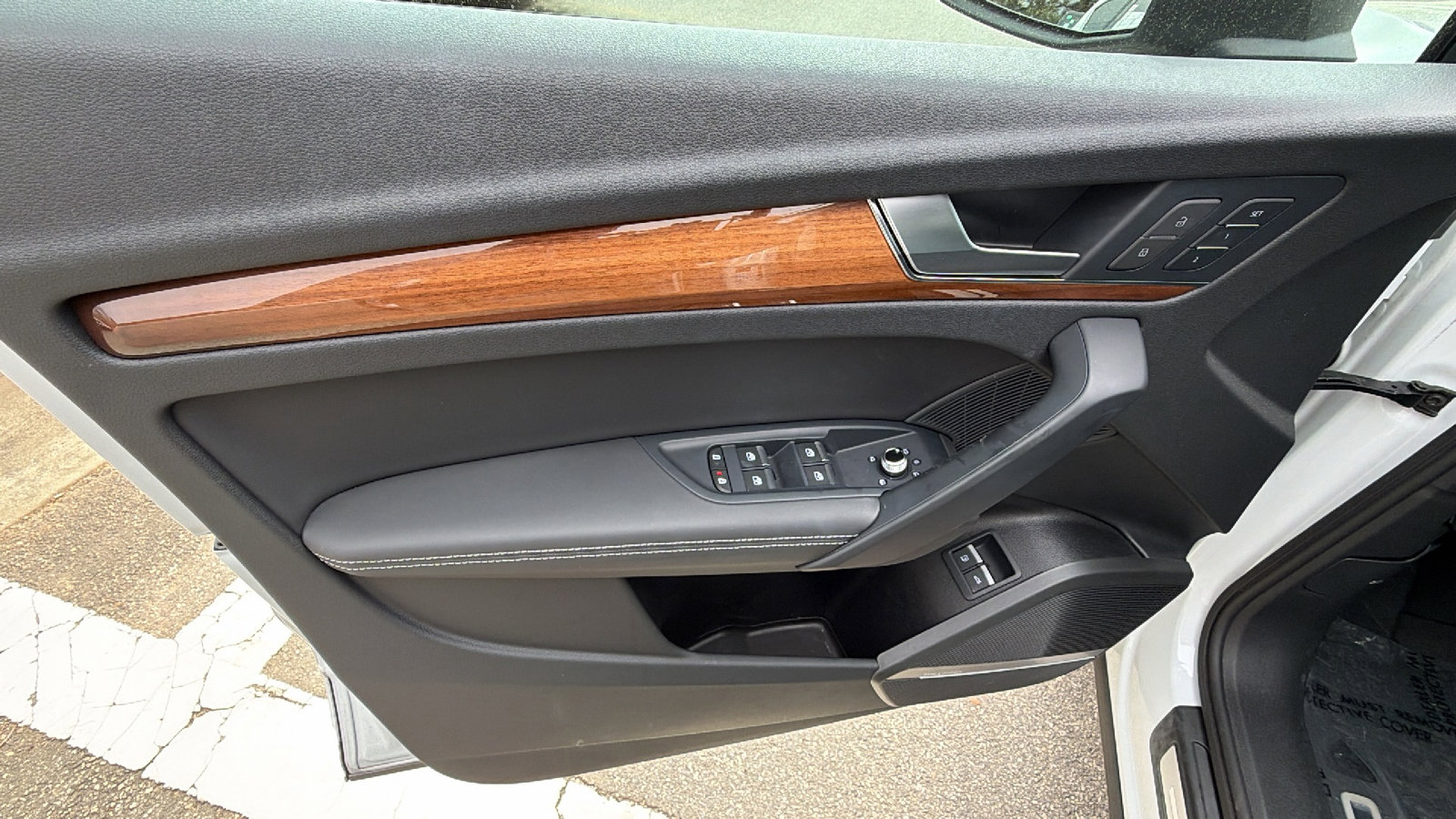 Used 2024 Audi Q5 e Premium Plus w/ Premium Plus Package image 14