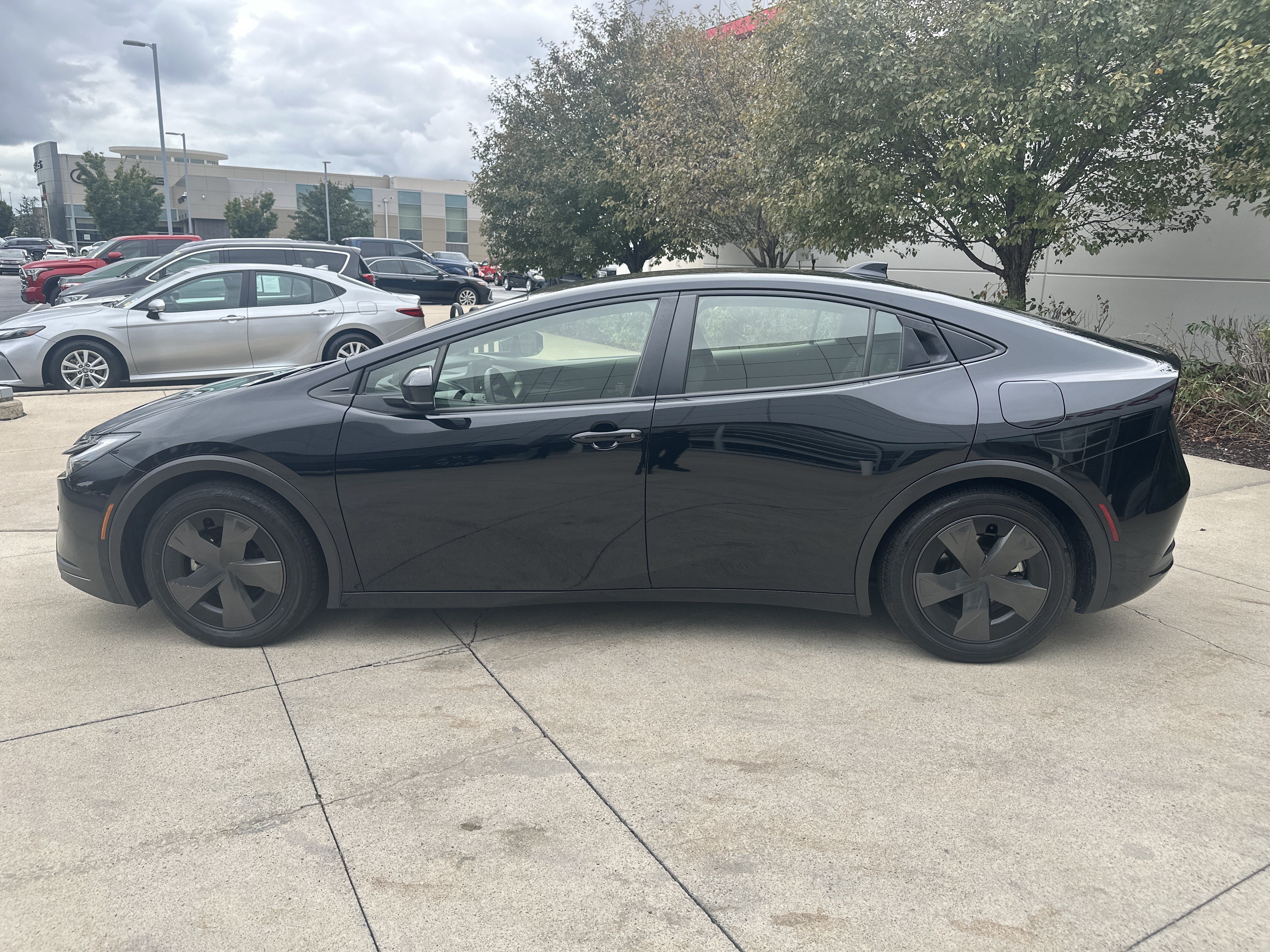 Used 2025 Toyota Prius LE FWD image 9