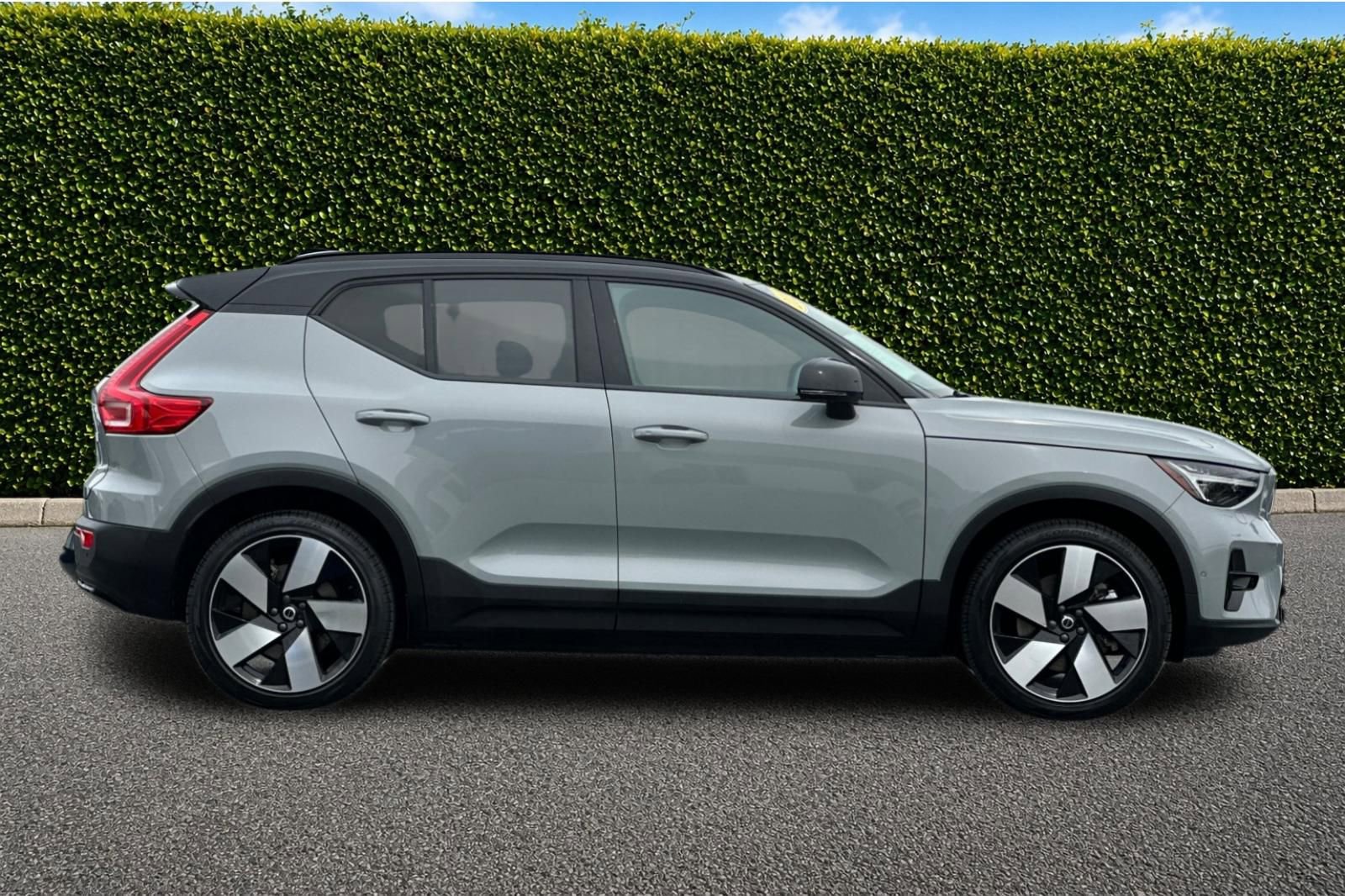 Used 2024 Volvo XC40 Recharge Ultimate w/ Protection Package Premier RWD image 3