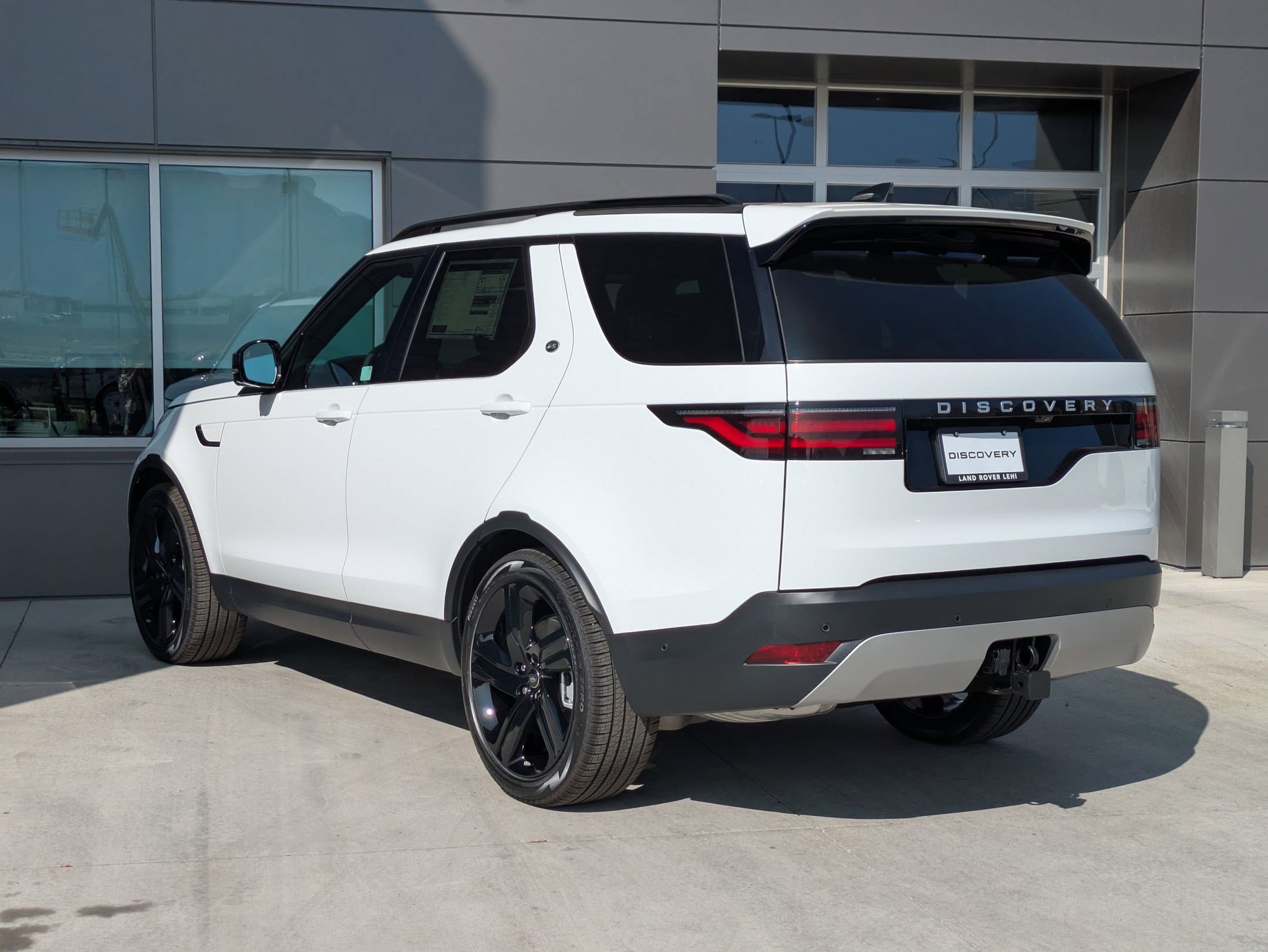 New 2025 Land Rover Discovery S image 8