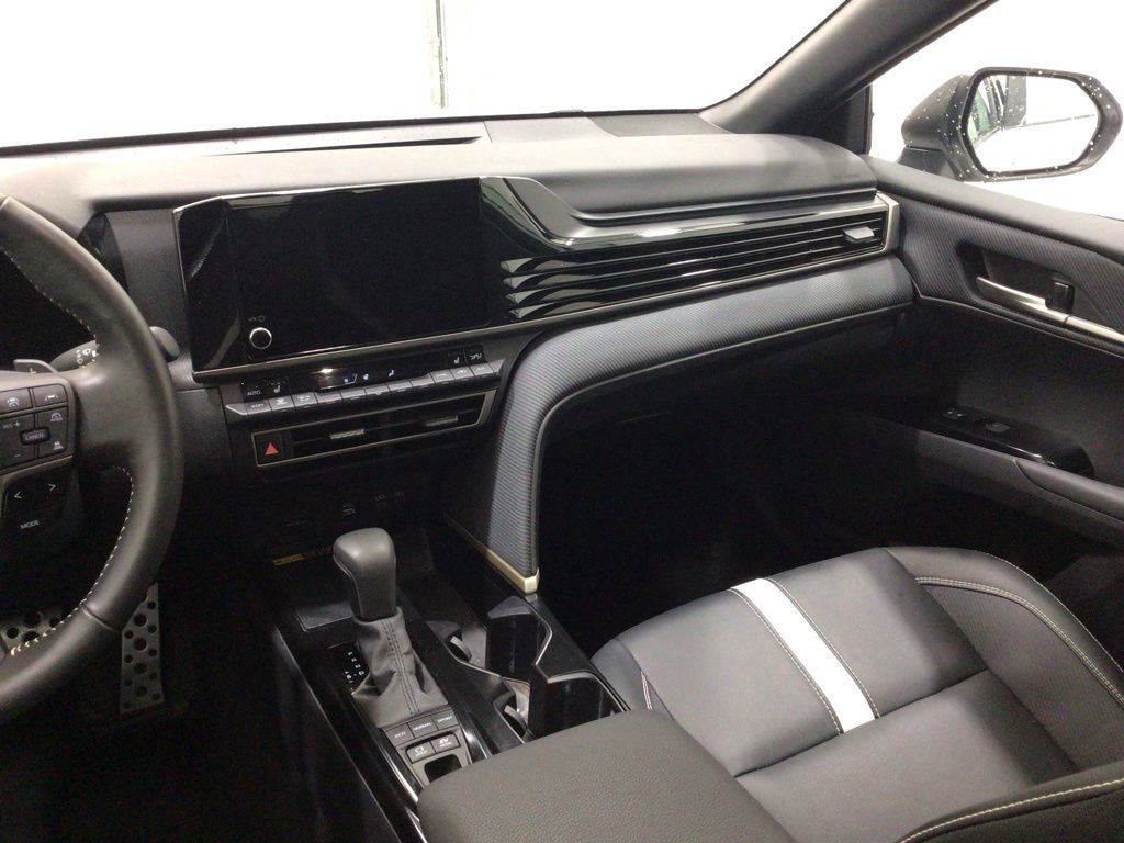 Used 2025 Toyota Camry SE image 28