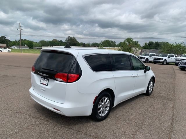 Used 2023 Chrysler Voyager LX FWD image 7