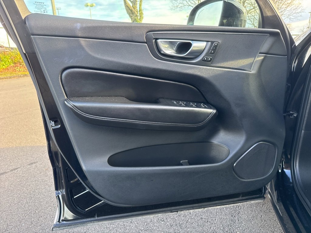 Used 2023 Volvo XC60 B5 Plus image 11