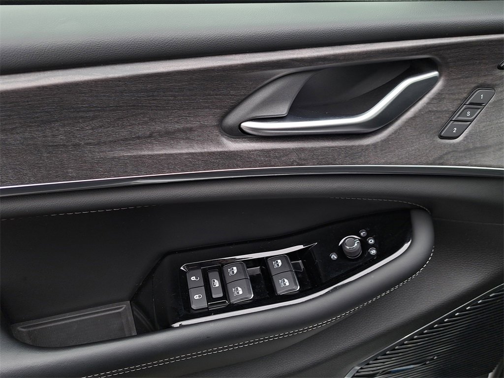 Certified 2023 Jeep Grand Cherokee Overland w/ Advanced Protech Group III image 25