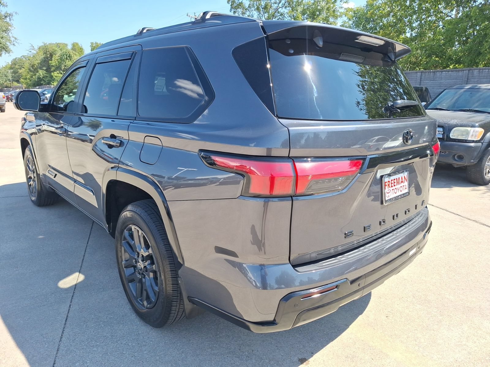 Used 2025 Toyota Sequoia Platinum AWD/4WD image 4