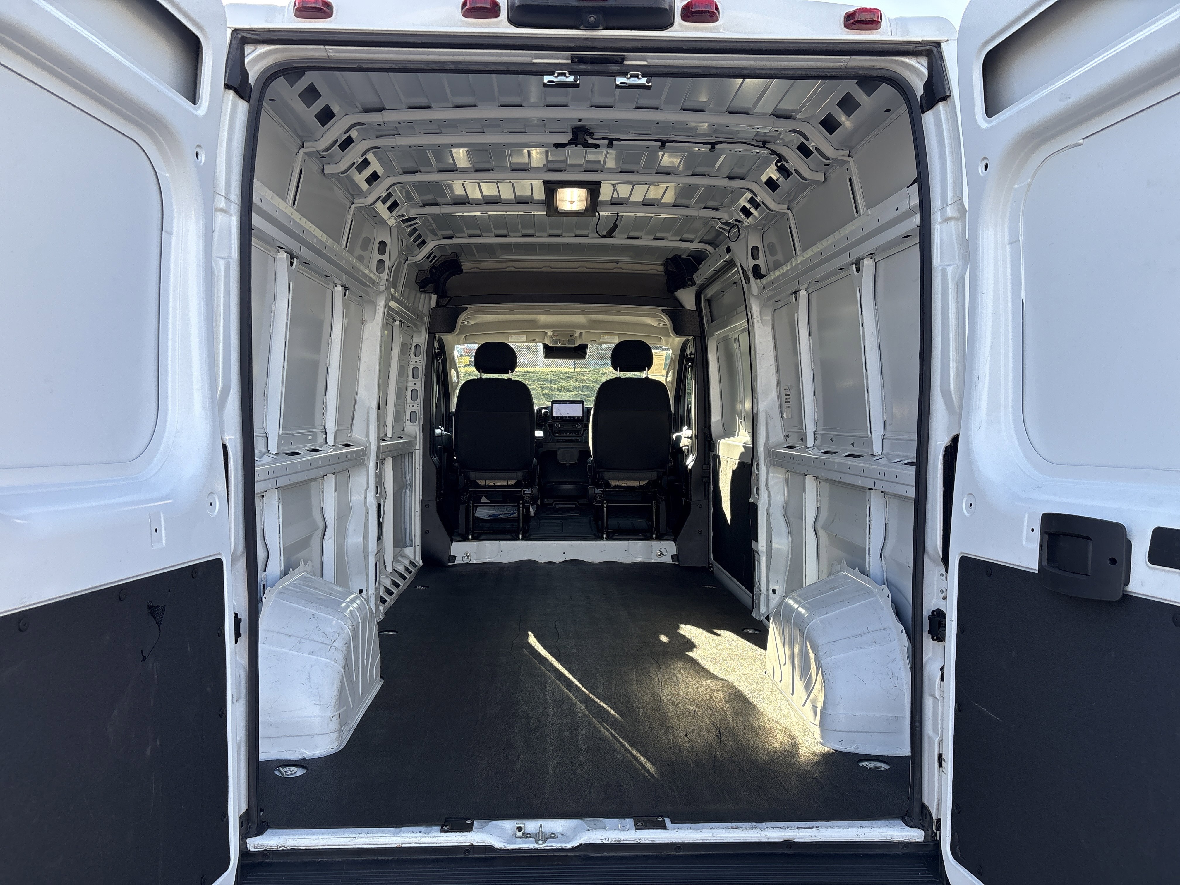 Used 2024 RAM ProMaster 2500 w/ Premium Convenience Group image 33