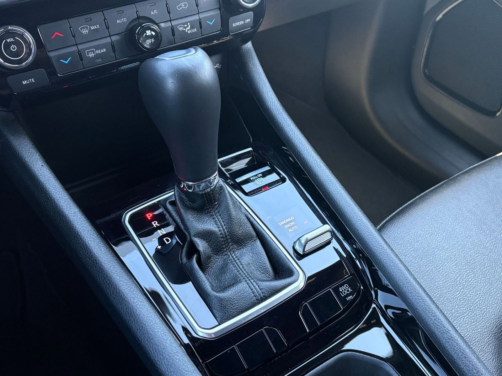 Used 2025 Jeep Compass Limited image 39