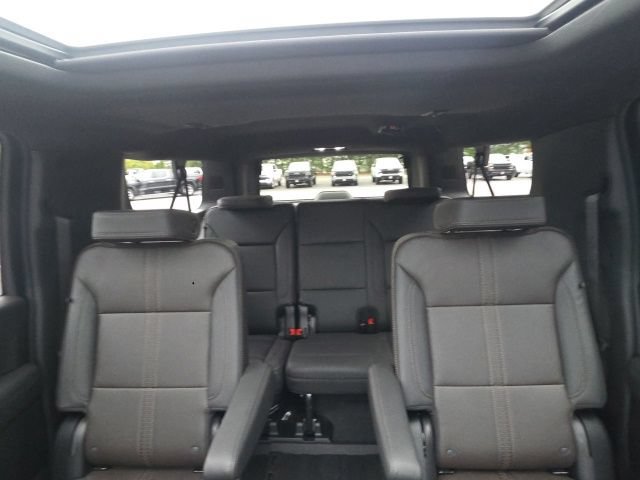 Used 2025 Chevrolet Suburban High Country AWD/4WD image 32