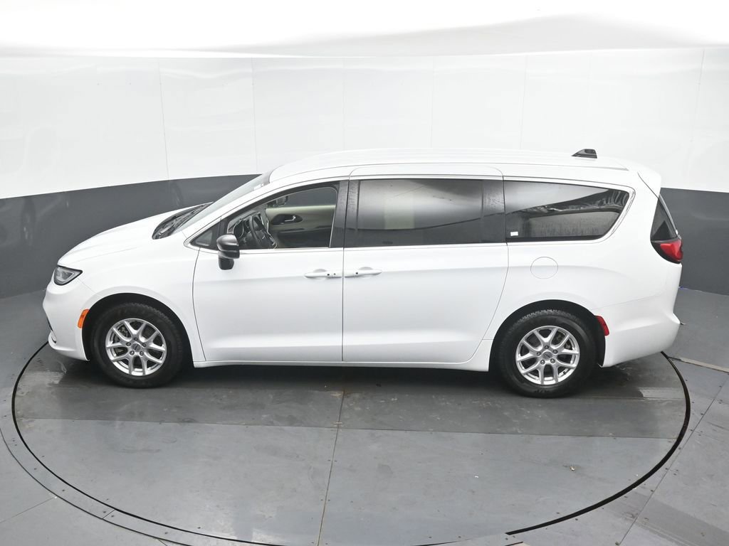 Used 2024 Chrysler Pacifica Touring-L FWD image 38