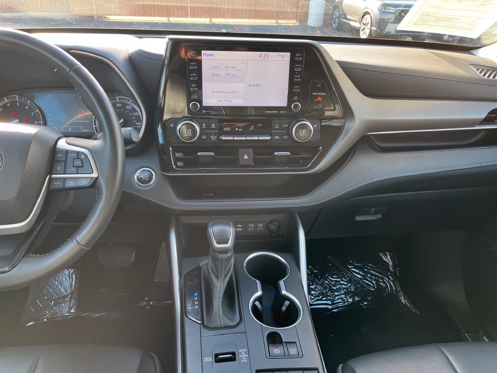 Used 2022 Toyota Highlander XLE FWD image 17