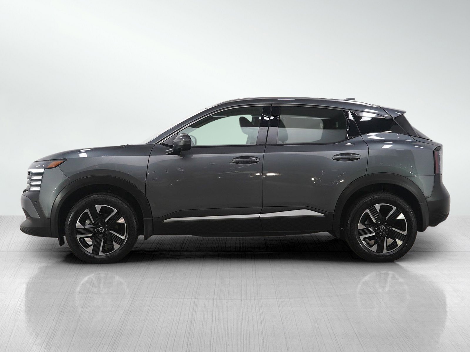 Used 2025 Nissan Kicks SR image 2
