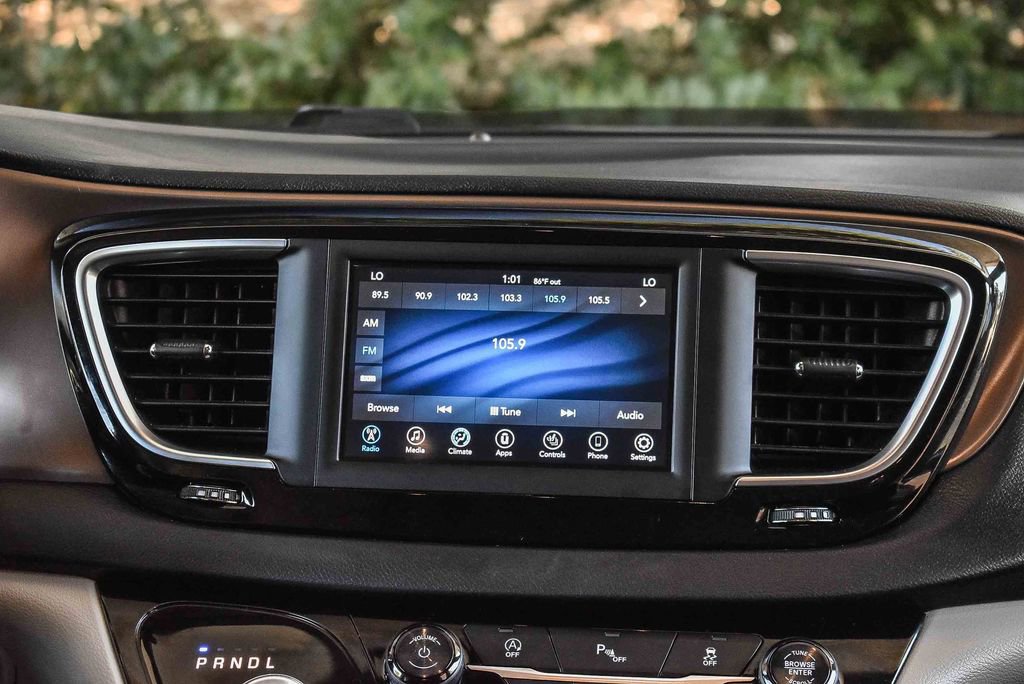 Used 2018 Chrysler Pacifica Touring-L image 13