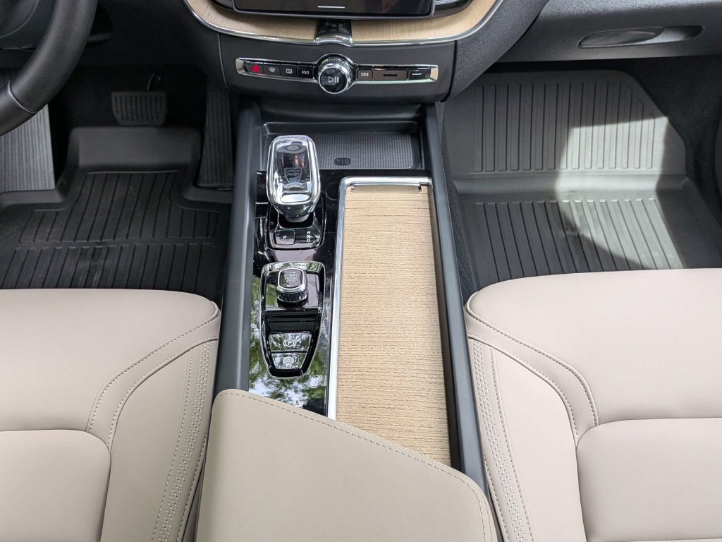 New 2026 Volvo XC60 T8 Plus w/ Protection Package Premier AWD/4WD image 19