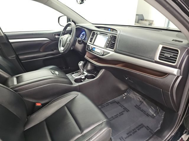 Used 2016 Toyota Highlander XLE AWD/4WD image 39