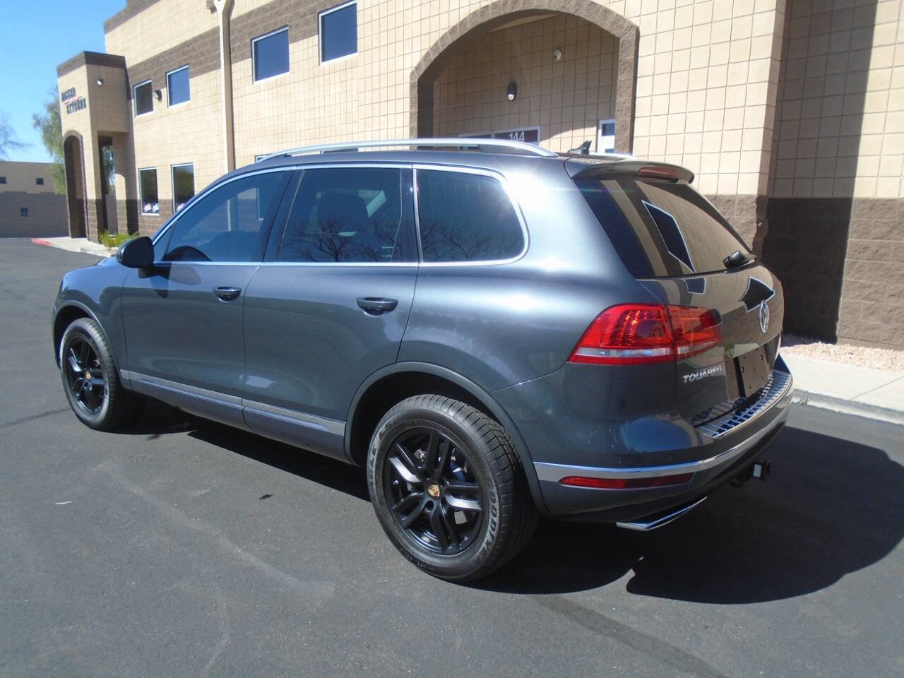 Used 2016 Volkswagen Touareg TDI image 7