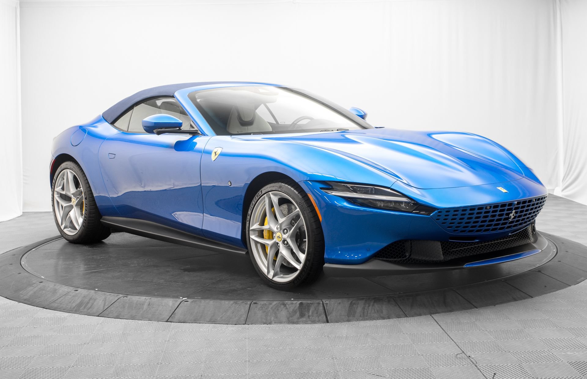 Used 2026 Ferrari Roma Spider RWD image 9