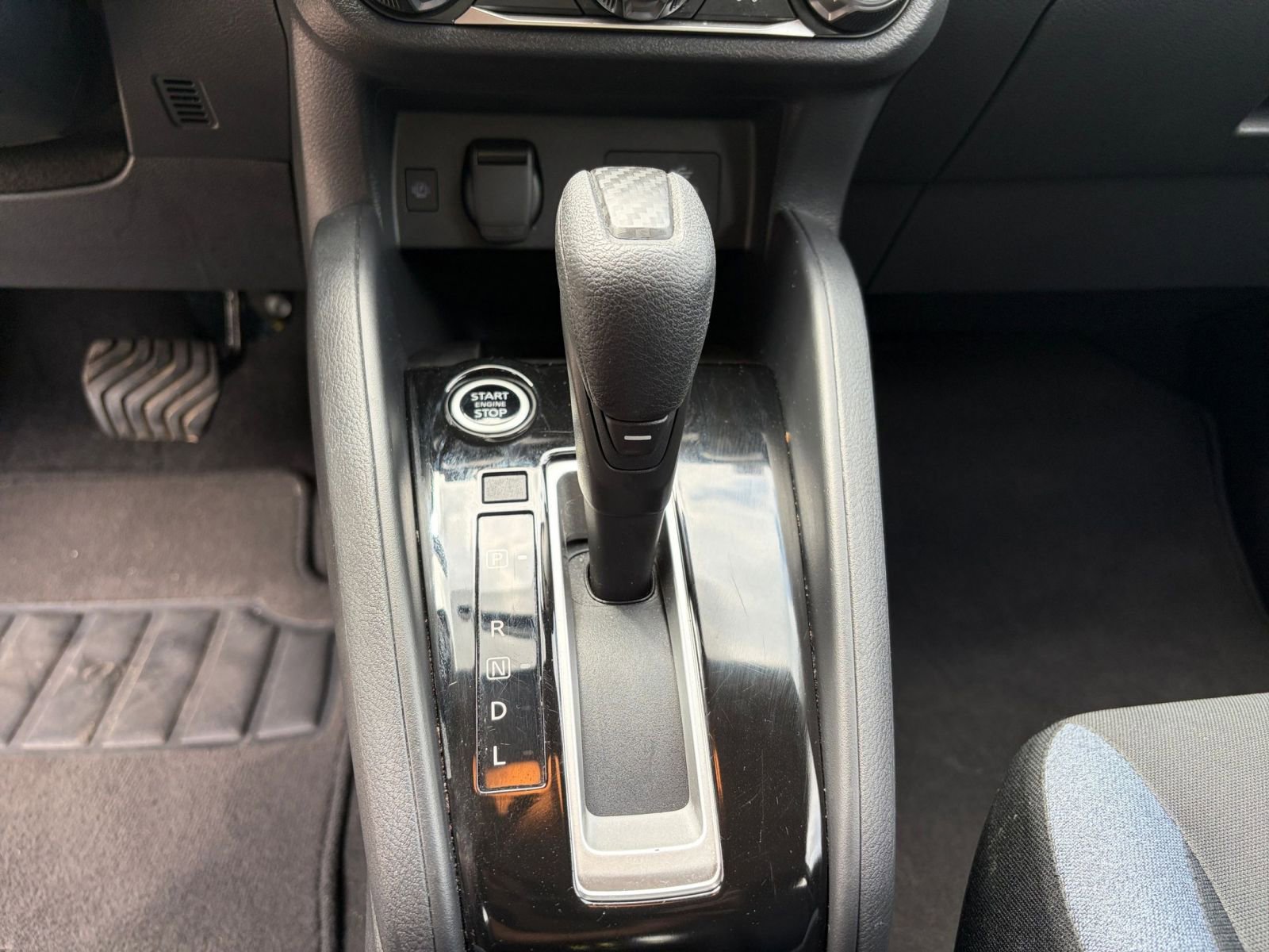 Used 2025 Nissan Versa SV FWD image 39