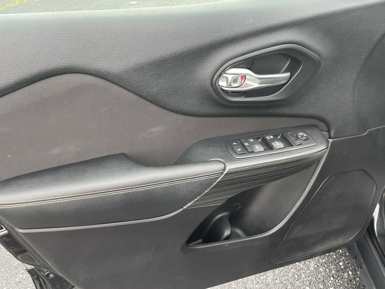 Used 2016 Jeep Cherokee Latitude AWD/4WD image 8