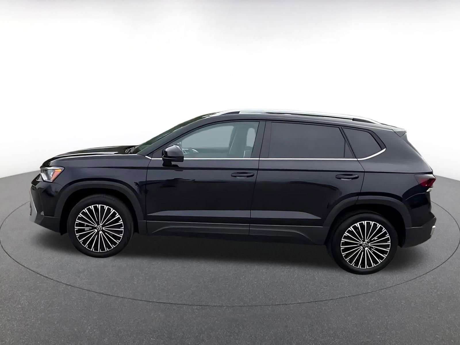 Used 2025 Volkswagen Taos SE FWD image 9