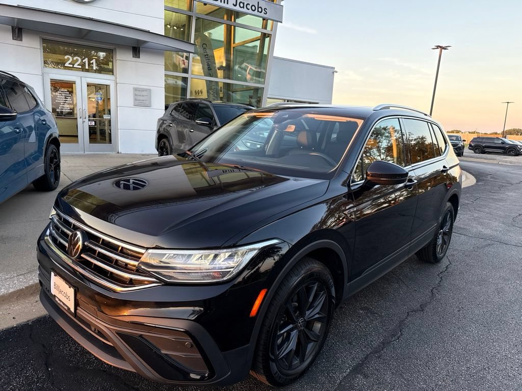 Used 2024 Volkswagen Tiguan SE w/ Panoramic Sunroof Package AWD/4WD image 2