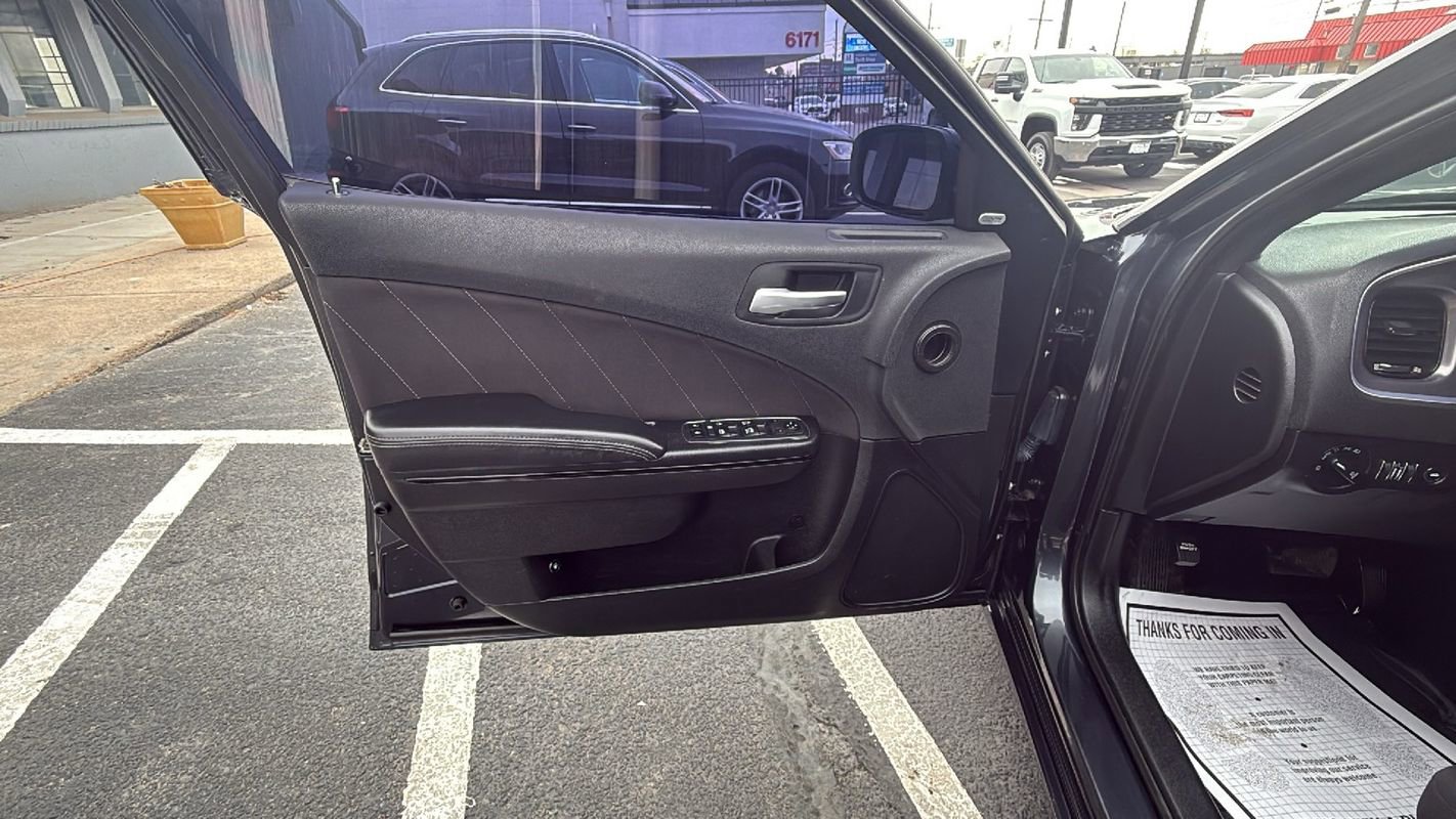 Used 2019 Dodge Charger SXT w/ Blacktop Package image 9