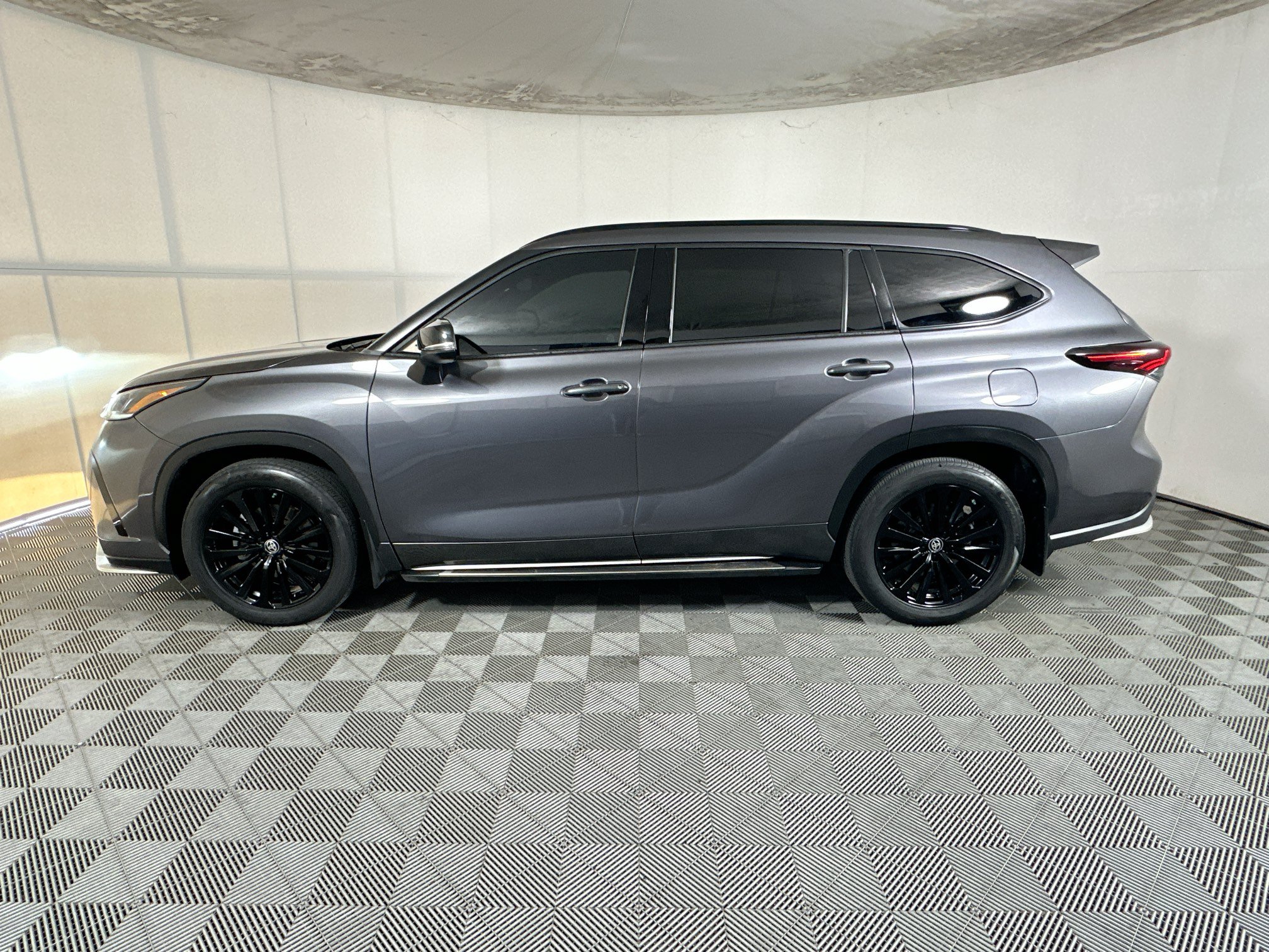 Used 2024 Toyota Highlander XSE FWD image 6