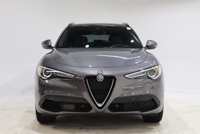 Used 2023 Alfa Romeo Stelvio Ti AWD/4WD image 2