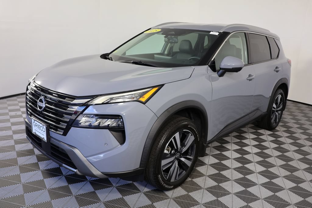 Used 2025 Nissan Rogue SL FWD image 4