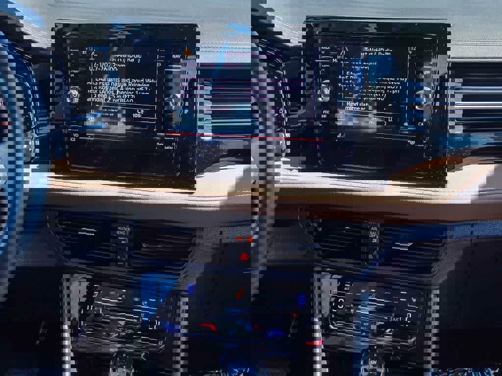 Used 2025 Volkswagen Jetta SEL image 12