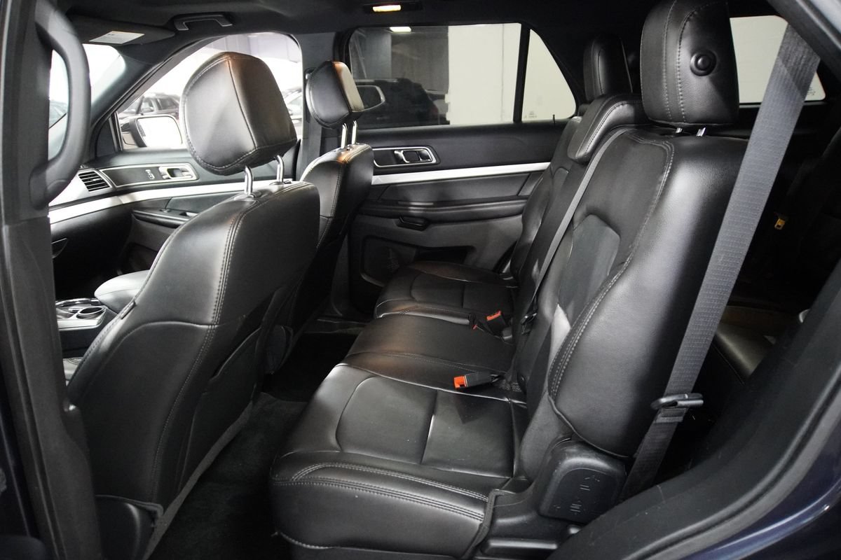 Used 2017 Ford Explorer XLT w/ Equipment Group 202A FWD image 12