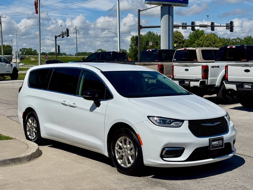 Used 2024 Chrysler Pacifica Touring-L FWD image 7