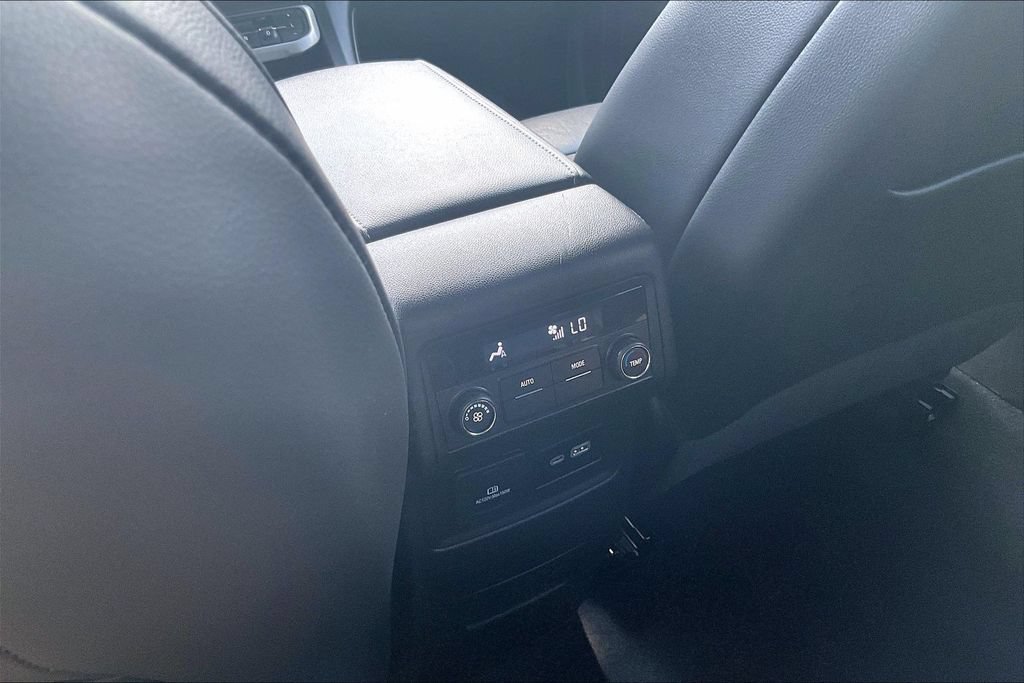 Used 2023 GMC Acadia SLT AWD/4WD image 32