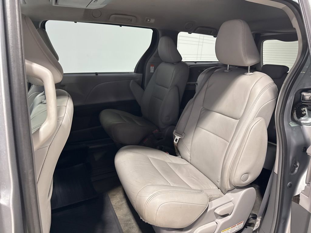 Used 2018 Toyota Sienna XLE Premium w/ Carpet Mat Package image 33