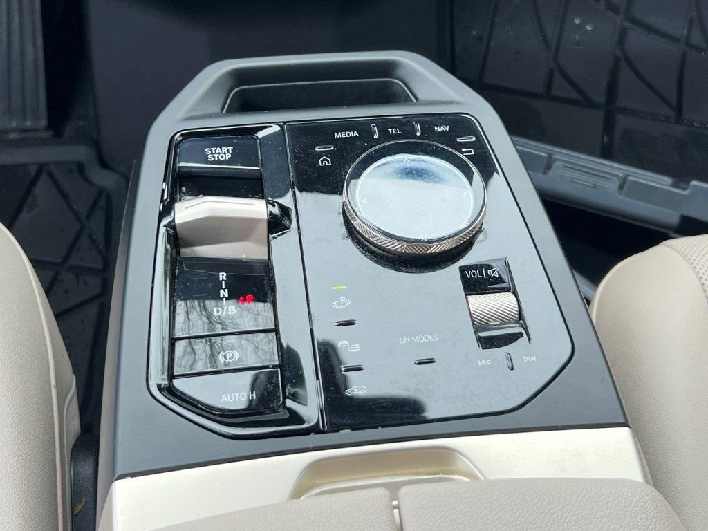 Used 2022 BMW iX xDrive50 w/ Convenience Package image 31